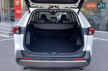 Позашляховик / Кросовер Toyota RAV4 2020 в 