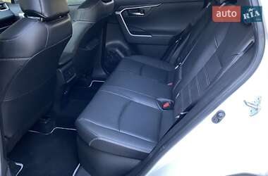 Позашляховик / Кросовер Toyota RAV4 2020 в 