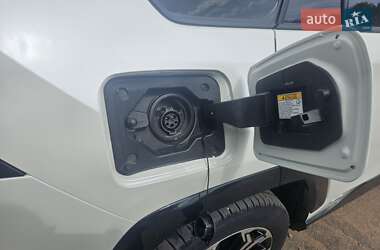Позашляховик / Кросовер Toyota RAV4 2021 в 