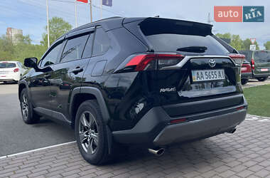 Позашляховик / Кросовер Toyota RAV4 2021 в 