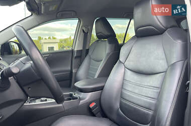 Позашляховик / Кросовер Toyota RAV4 2021 в 