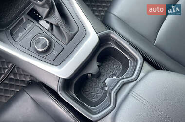 Позашляховик / Кросовер Toyota RAV4 2021 в 