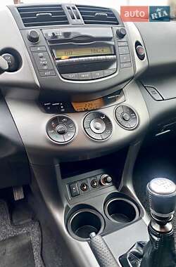 Позашляховик / Кросовер Toyota RAV4 2010 в 