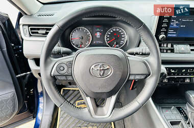 Внедорожник / Кроссовер Toyota RAV4 2021 в 