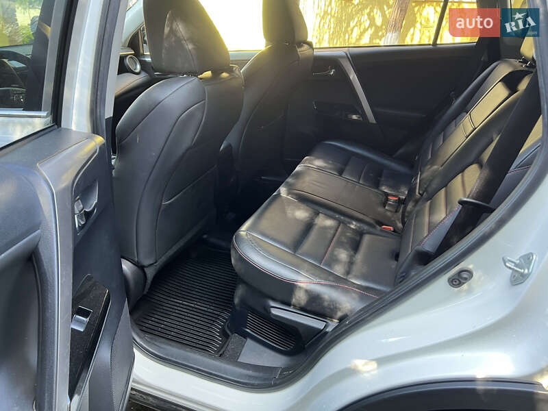 Позашляховик / Кросовер Toyota RAV4 2016 в Дніпрі