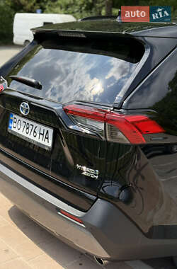 Позашляховик / Кросовер Toyota RAV4 2019 в 