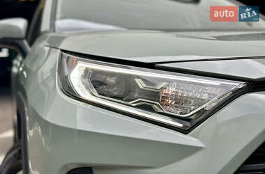 Позашляховик / Кросовер Toyota RAV4 2020 в 