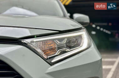Позашляховик / Кросовер Toyota RAV4 2020 в 