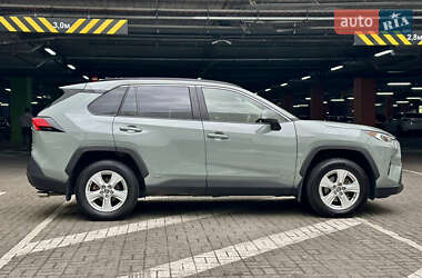 Позашляховик / Кросовер Toyota RAV4 2020 в 