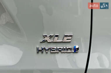 Позашляховик / Кросовер Toyota RAV4 2020 в 