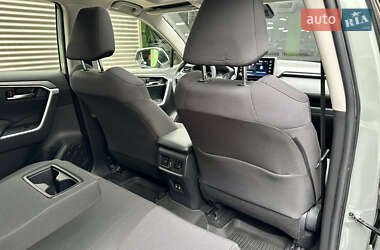 Позашляховик / Кросовер Toyota RAV4 2020 в 