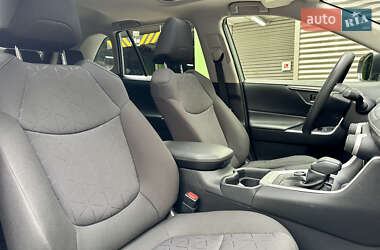 Позашляховик / Кросовер Toyota RAV4 2020 в 