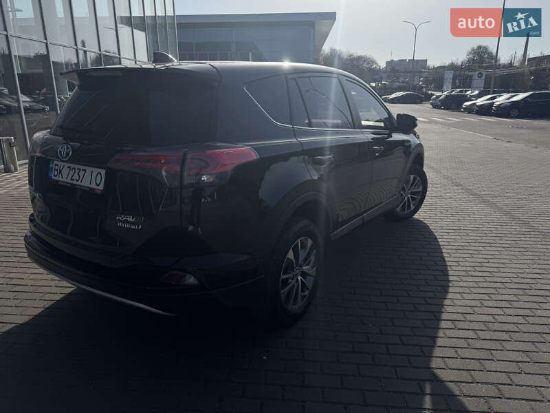 Внедорожник / Кроссовер Toyota RAV4 2017 в Ровно