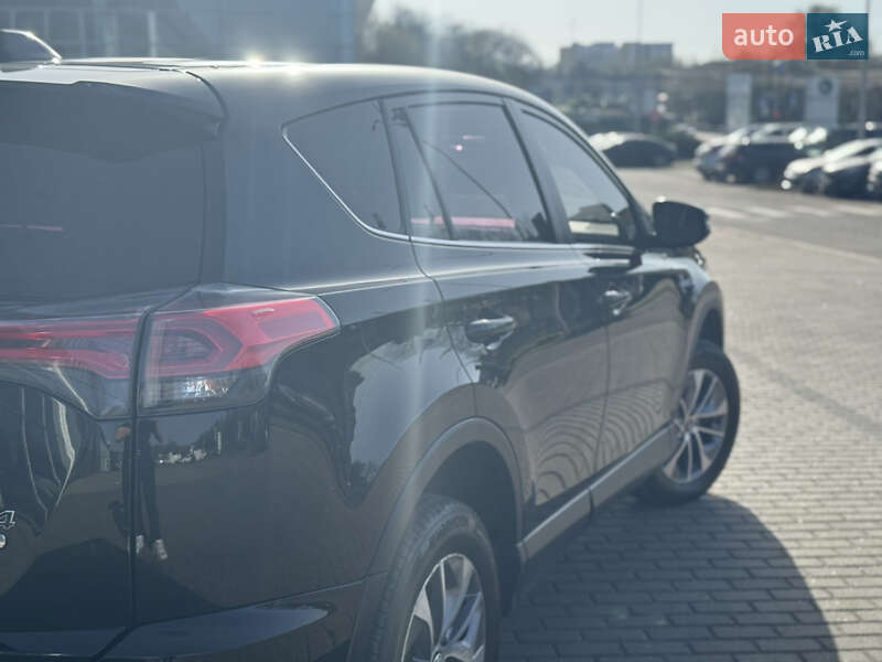 Внедорожник / Кроссовер Toyota RAV4 2017 в Ровно