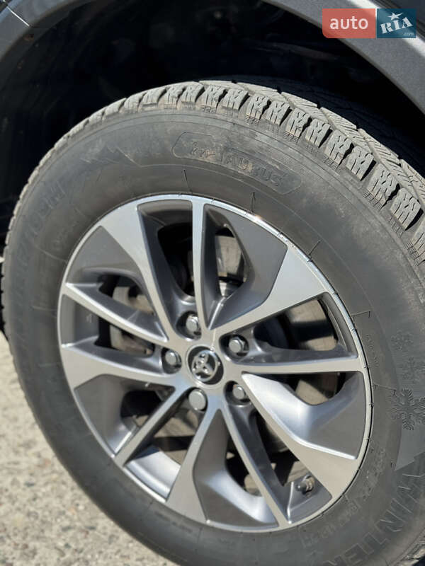 Внедорожник / Кроссовер Toyota RAV4 2017 в Ровно