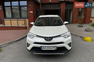 Внедорожник / Кроссовер Toyota RAV4 2017 в 