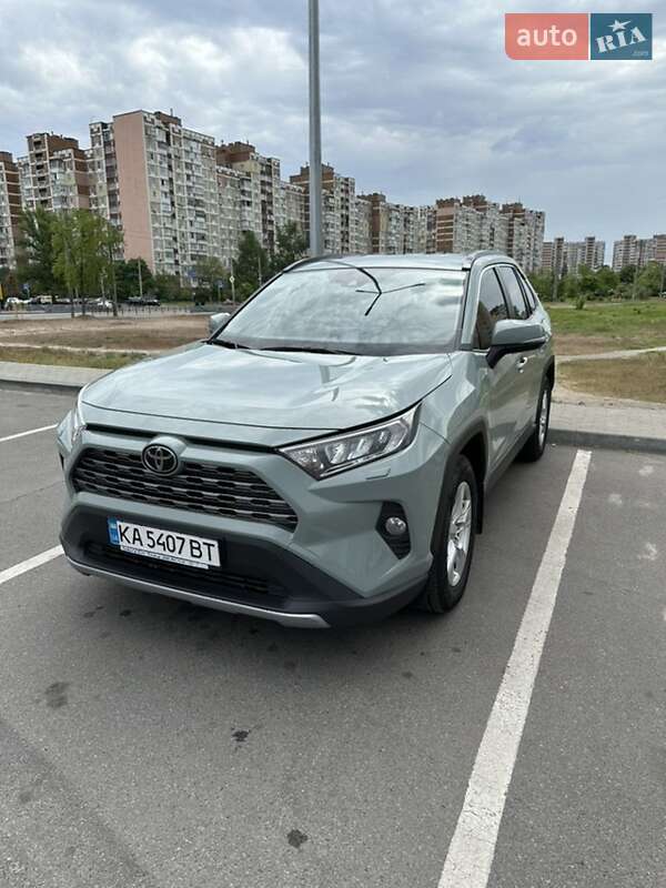 Позашляховик / Кросовер Toyota RAV4 2020 в 
