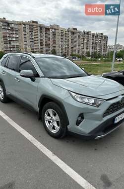 Позашляховик / Кросовер Toyota RAV4 2020 в 
