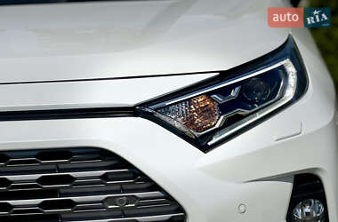 Позашляховик / Кросовер Toyota RAV4 2020 в 