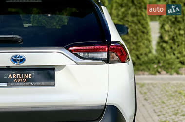 Позашляховик / Кросовер Toyota RAV4 2020 в 
