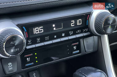 Позашляховик / Кросовер Toyota RAV4 2020 в 