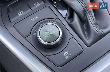 Позашляховик / Кросовер Toyota RAV4 2020 в 