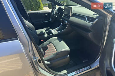 Позашляховик / Кросовер Toyota RAV4 2020 в 