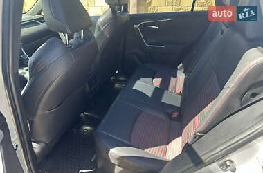 Позашляховик / Кросовер Toyota RAV4 2020 в 