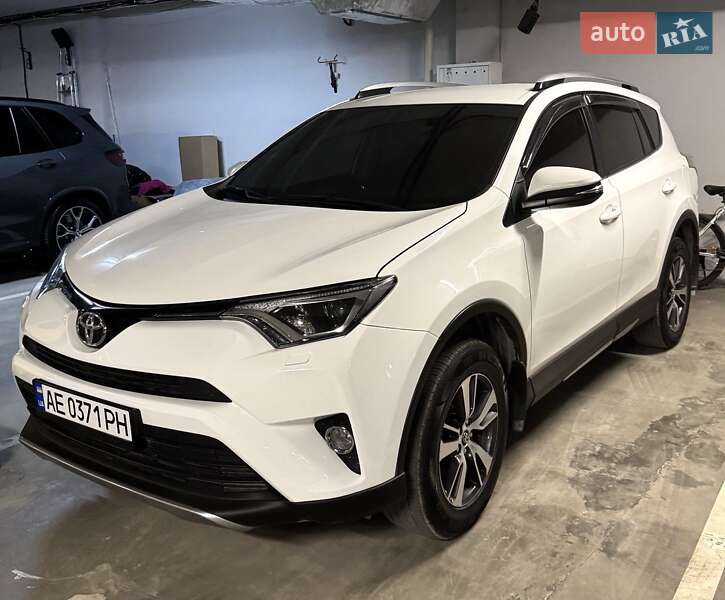 Внедорожник / Кроссовер Toyota RAV4 2018 в 