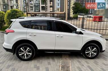 Внедорожник / Кроссовер Toyota RAV4 2018 в 