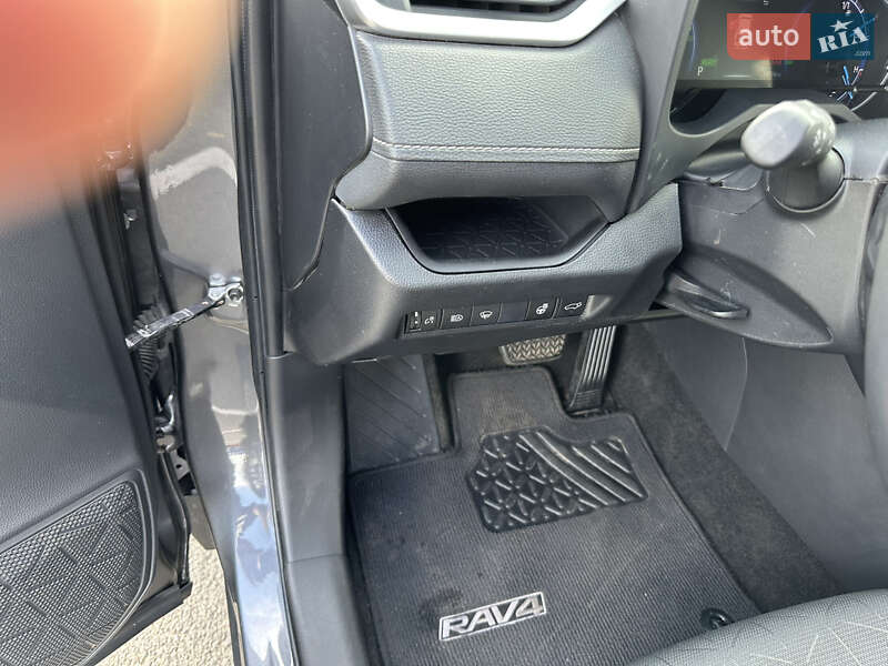 Позашляховик / Кросовер Toyota RAV4 2021 в Києві