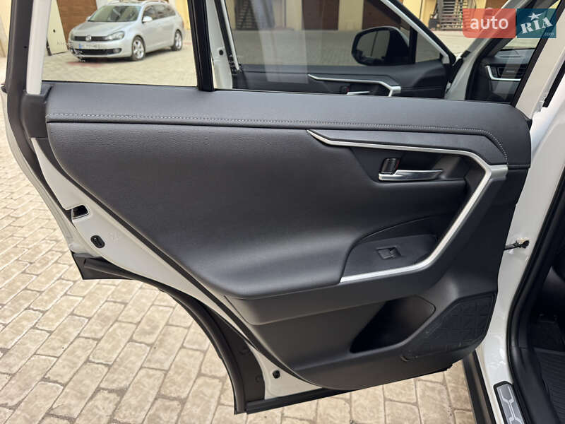 Позашляховик / Кросовер Toyota RAV4 2023 в Львові