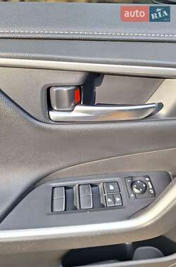 Позашляховик / Кросовер Toyota RAV4 2020 в 