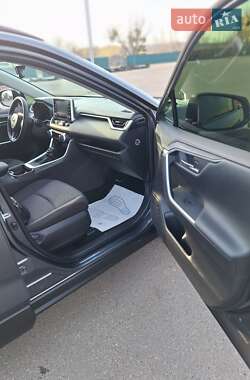 Позашляховик / Кросовер Toyota RAV4 2020 в 