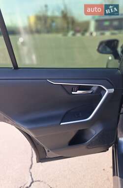 Позашляховик / Кросовер Toyota RAV4 2020 в 