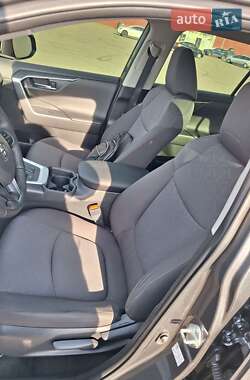 Позашляховик / Кросовер Toyota RAV4 2020 в 
