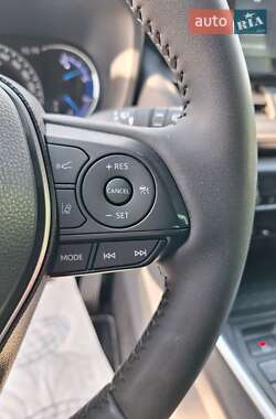 Позашляховик / Кросовер Toyota RAV4 2020 в 