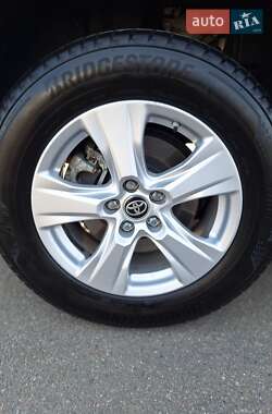 Позашляховик / Кросовер Toyota RAV4 2020 в 