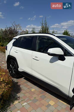 Внедорожник / Кроссовер Toyota RAV4 2021 в 