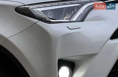 Внедорожник / Кроссовер Toyota RAV4 2016 в 