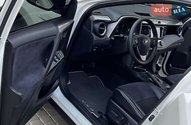 Внедорожник / Кроссовер Toyota RAV4 2016 в 