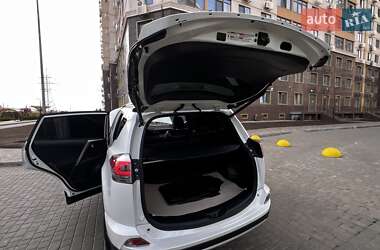 Внедорожник / Кроссовер Toyota RAV4 2016 в 