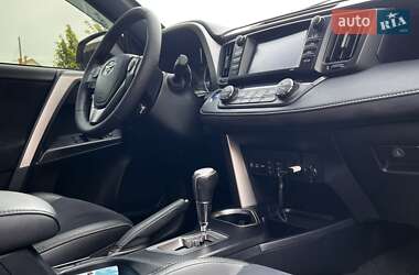 Внедорожник / Кроссовер Toyota RAV4 2016 в 