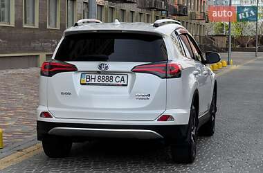 Внедорожник / Кроссовер Toyota RAV4 2016 в 