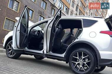 Внедорожник / Кроссовер Toyota RAV4 2016 в 
