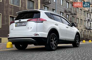 Внедорожник / Кроссовер Toyota RAV4 2016 в 