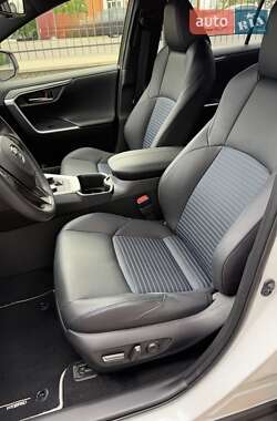 Внедорожник / Кроссовер Toyota RAV4 2024 в 