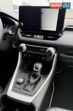 Внедорожник / Кроссовер Toyota RAV4 2024 в 