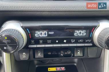 Позашляховик / Кросовер Toyota RAV4 2023 в 