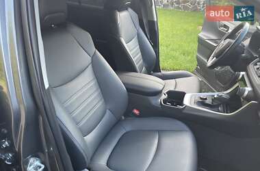 Позашляховик / Кросовер Toyota RAV4 2023 в 